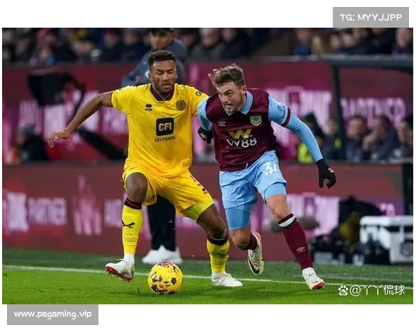 伯恩利升超狂欢酿冲突！球迷冲场挑衅乔杜里，客队球员失控爆发肢体冲突