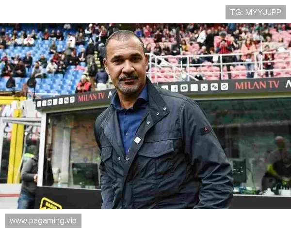 古利特建议米兰借鉴巴黎理性建队并强调真正取得成功非靠堆砌球星 古利特建议米兰借鉴巴黎理性建队并强调真正取得成功非靠堆砌球星