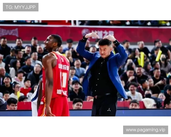 裁判争议不断引发热议 四项纪录接连打破成焦点 裁判争议不断引发热议 四项纪录接连打破成焦点